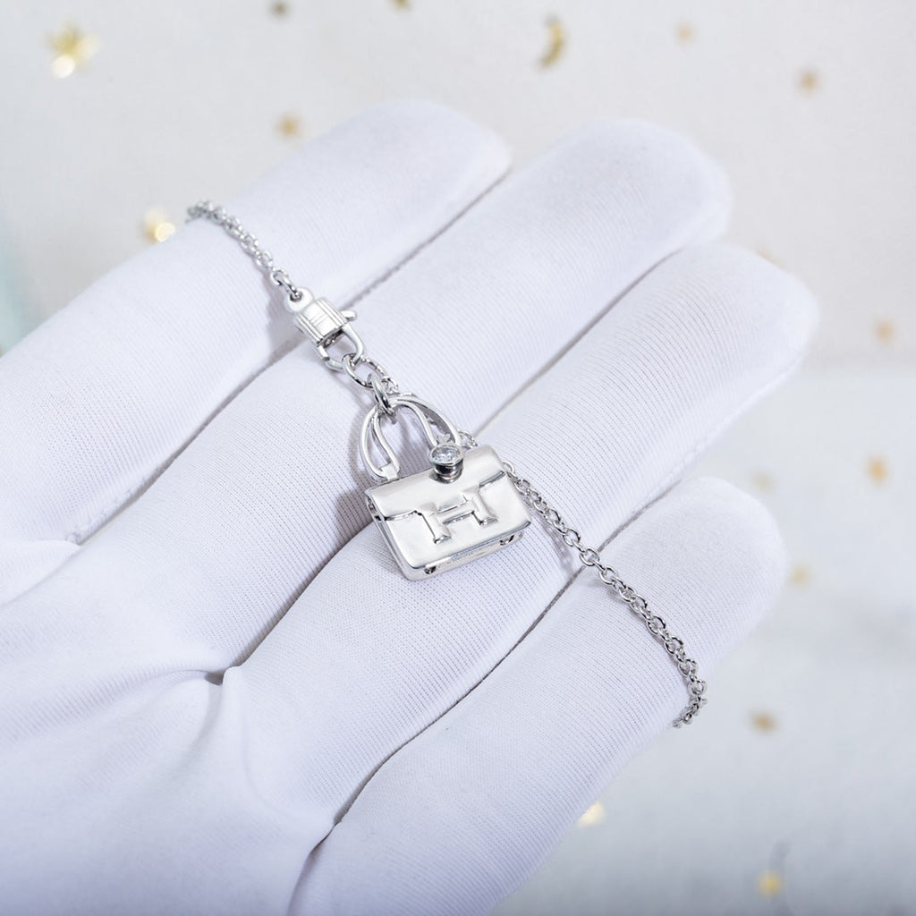 HERMES AMULETTE CONSTANCE PEDANT SILVER NECKLACE
