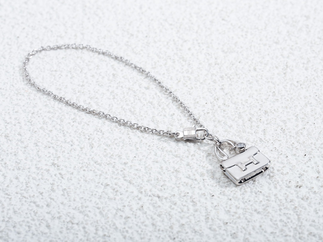 HERMES AMULETTE PEDANT SILVER NECKLACE
