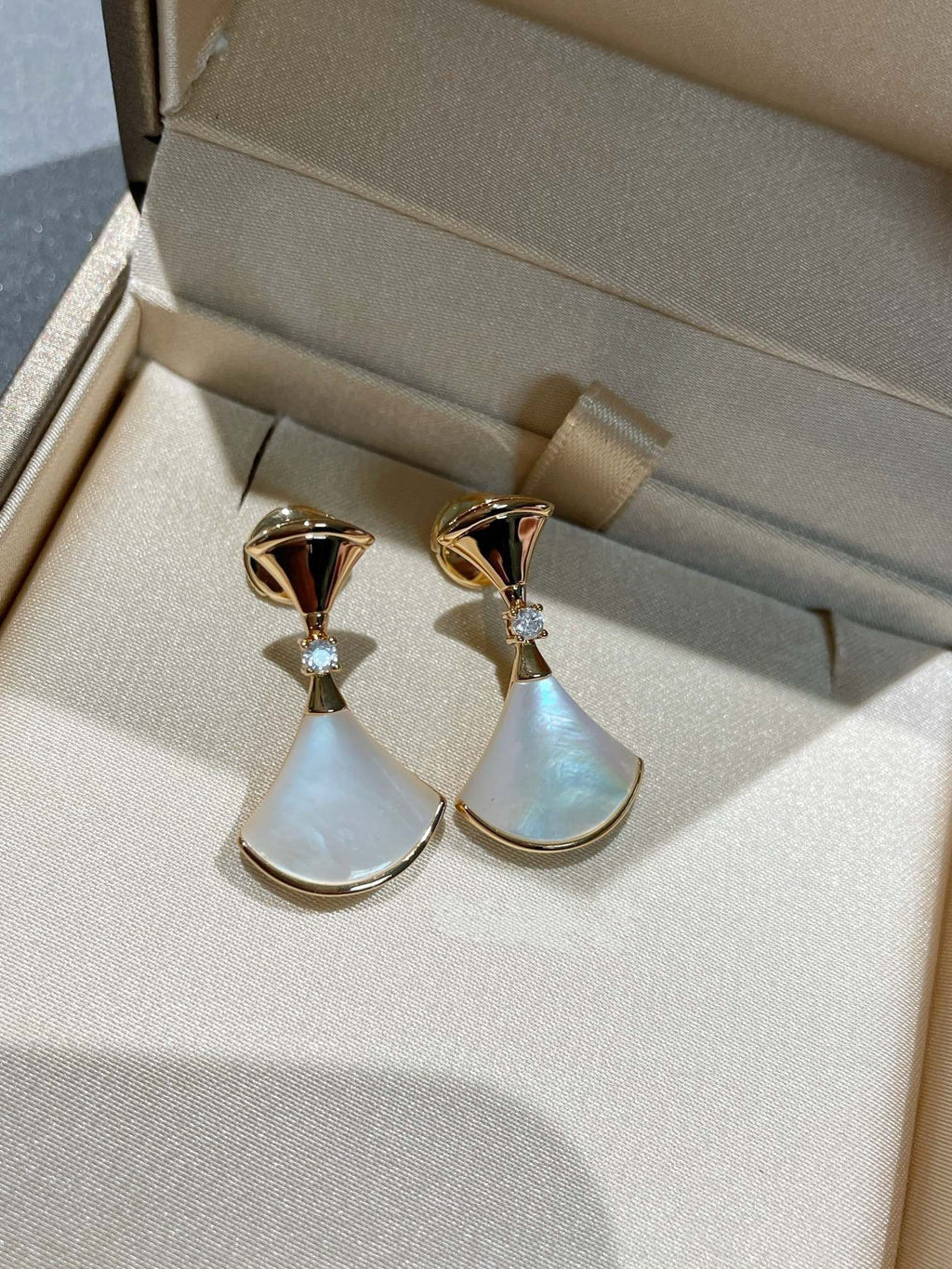BVLGARI DREAM MOP 1 DIAMOND EARRINGS