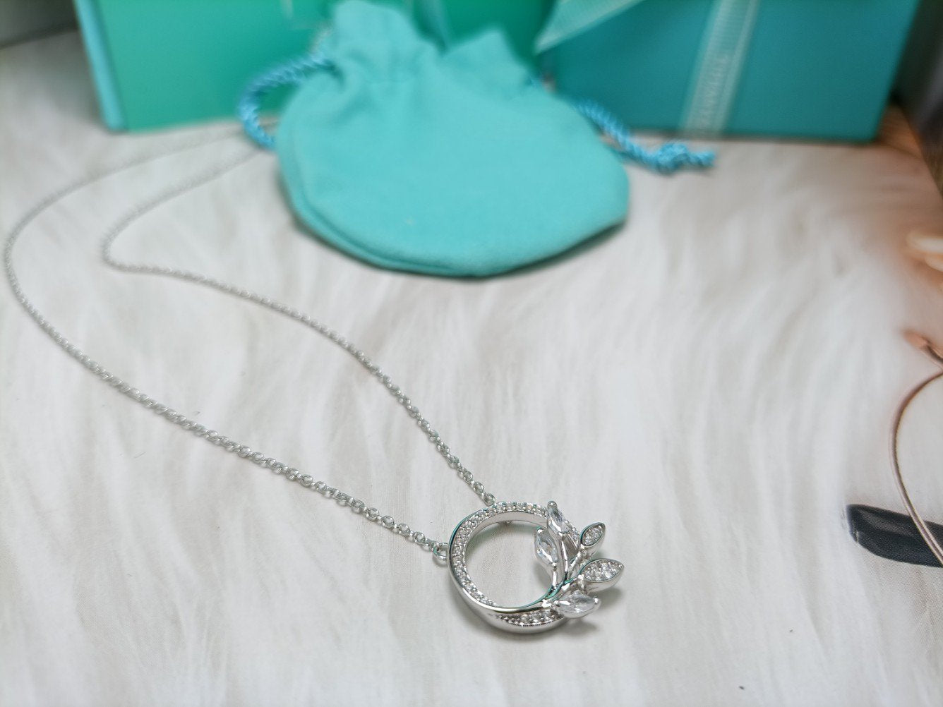 TIFFANY DIAMOND VINE CIRCLE PENDANT PLATINUM NECKLACE