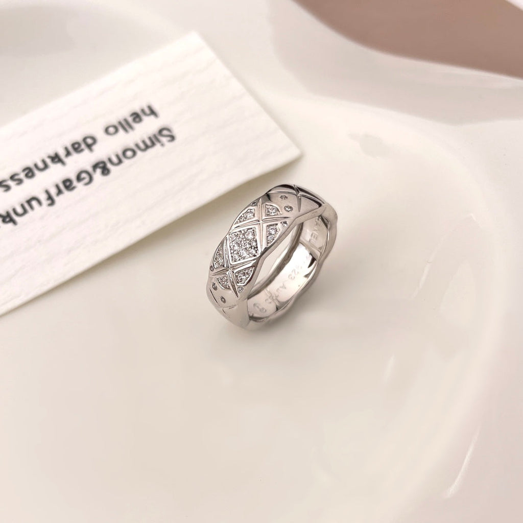 Chanel Crush Ring 6.8Mm Gold Diamonds Quilted