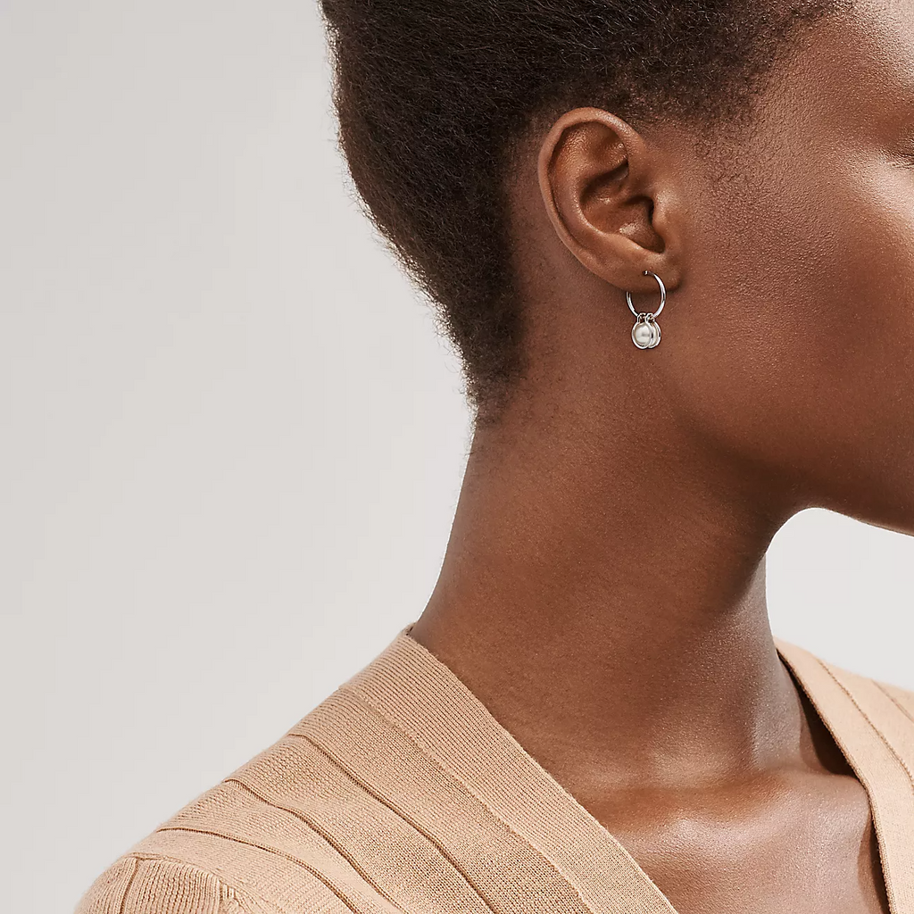TIFFANY PEARL HOOP SILVER EARRINGS