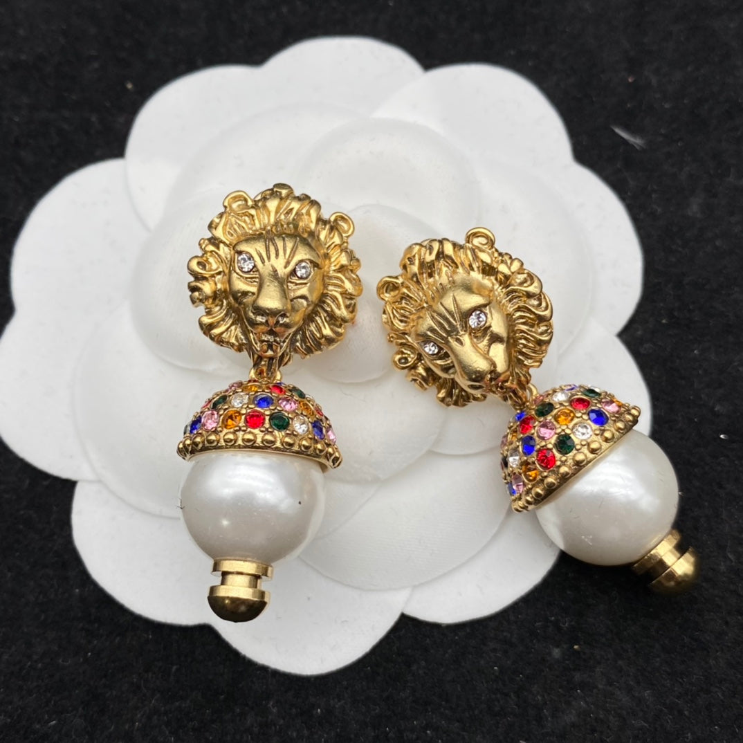 GUCCI GG LION HEAD PEARL COLORED DIAMOND EARRINGS