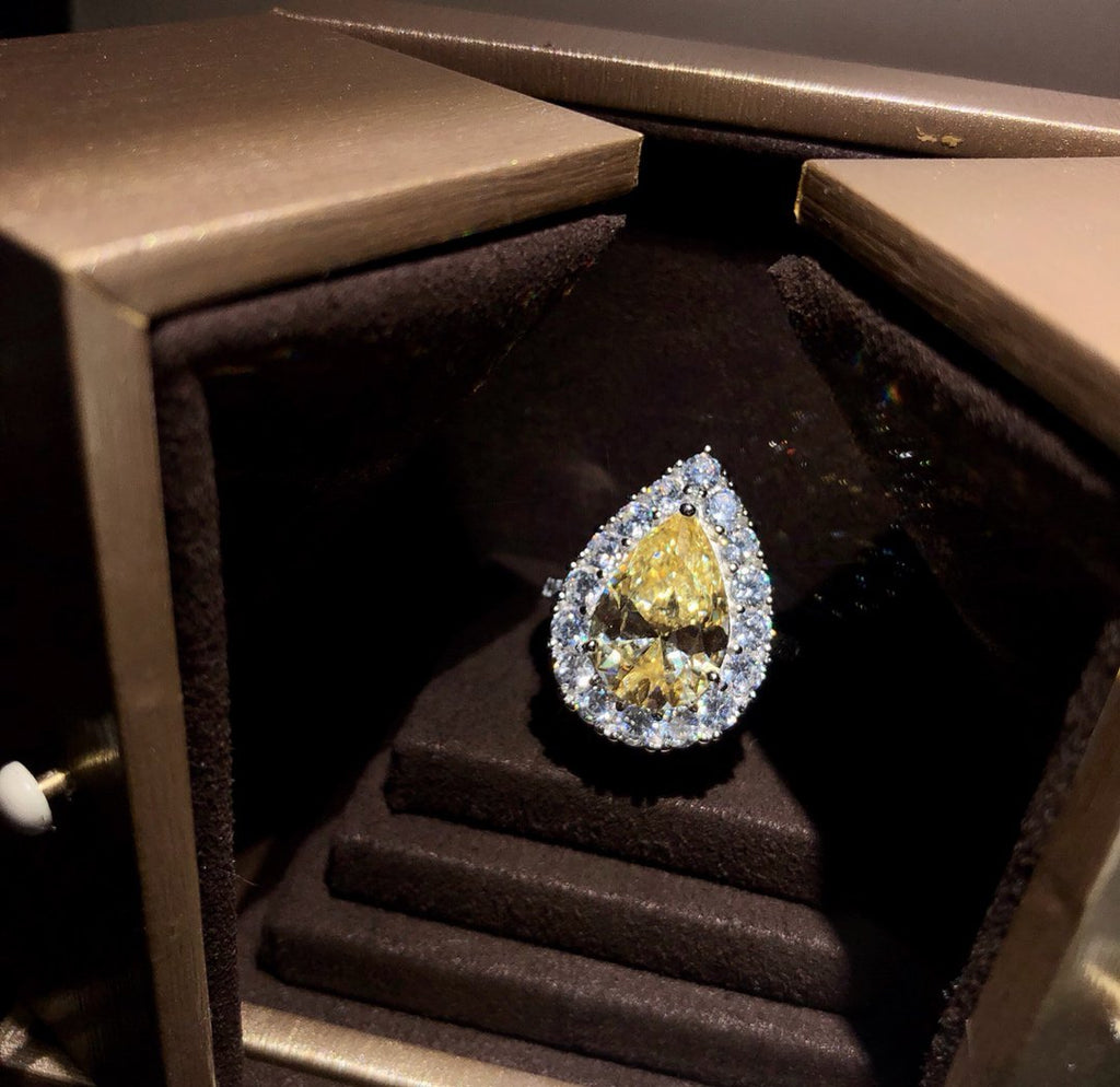 GRAFF CONSTELLATION PEAR SHAPE YELLOW SILVER DIAMOND RING