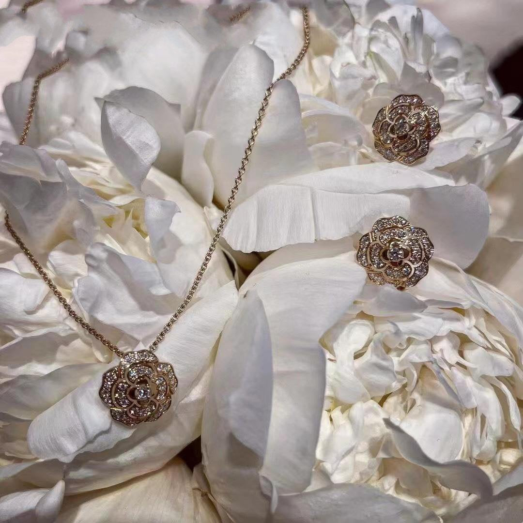 Chanel Bouton De Earrings Gold Diamond