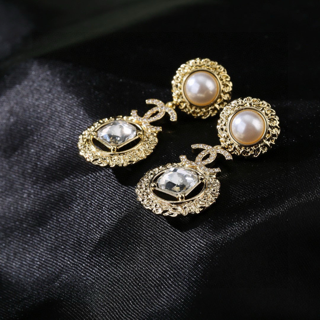 Chanel Gorgeous Gold Diamond Pearl Earring